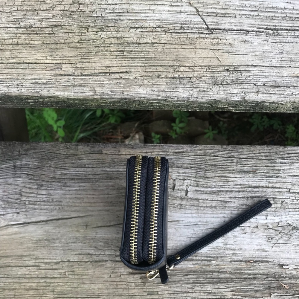 Vince Camuto”Ada” Leather Wristlet🌟💕 - Picture 4 of 8